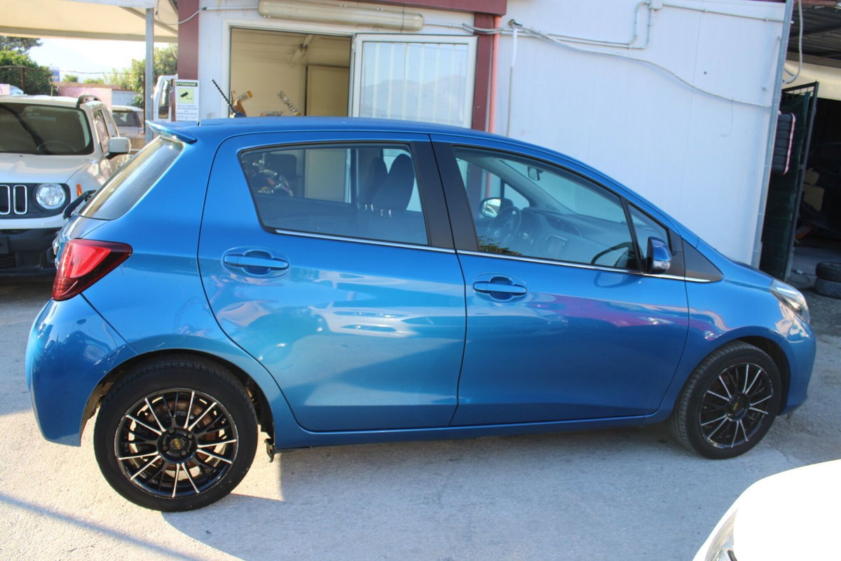 Toyota Yaris 1.D-4D 5 porte Lounge (4)