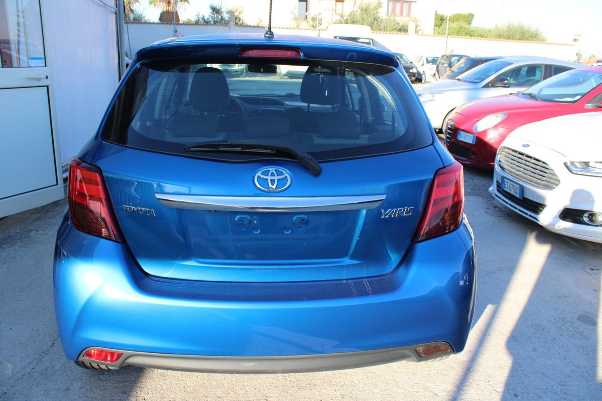 Toyota Yaris 1.D-4D 5 porte Lounge (5)