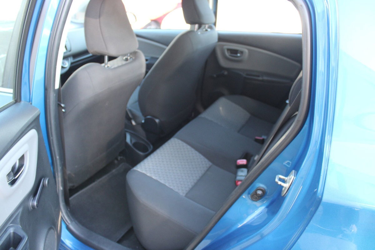 Toyota Yaris 1.D-4D 5 porte Lounge (9)