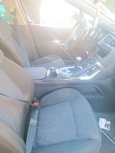 Peugeot 3008 1.6 HDi 110CV cambio robotizzato Premium (7)