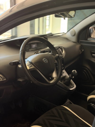 Lancia Ypsilon 1.2 69 CV 5 porte GPL Ecochic Silver (5)