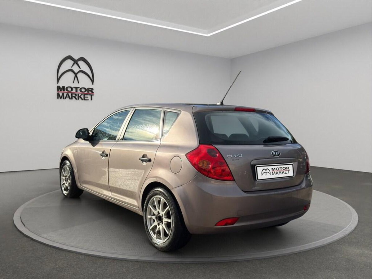 Kia cee'd 1.6 CRDi VGT 90CV 5p. LX (8)