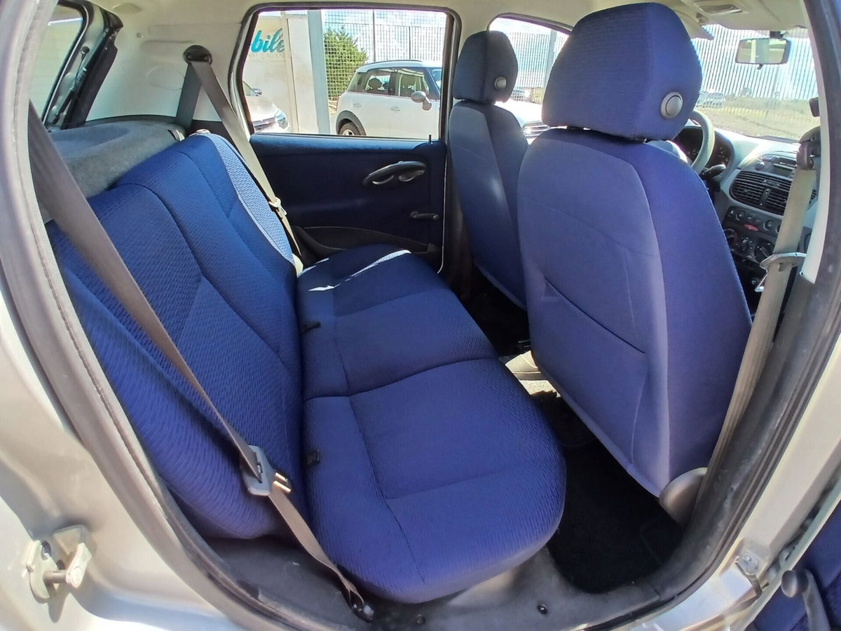 Fiat Punto 1.2i cat 5 porte ELX (11)