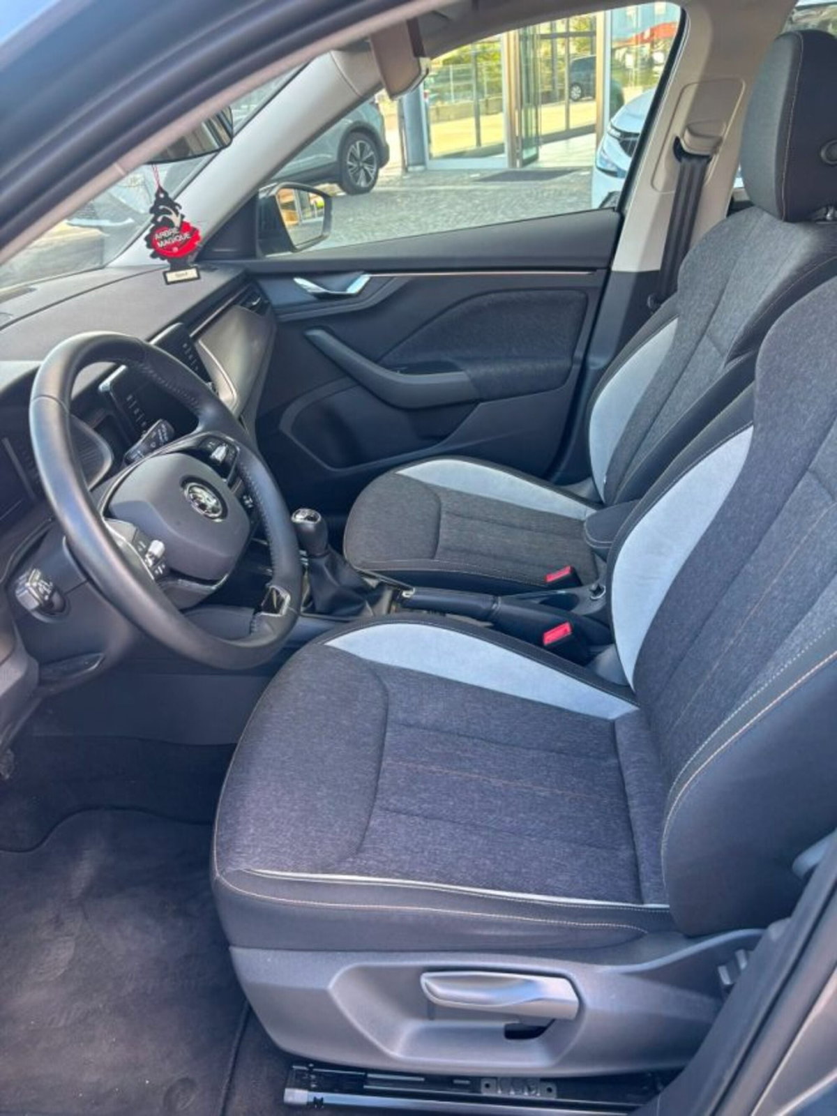 Skoda Kamiq 1.5 tsi Black Dots 150cv dsg (8)