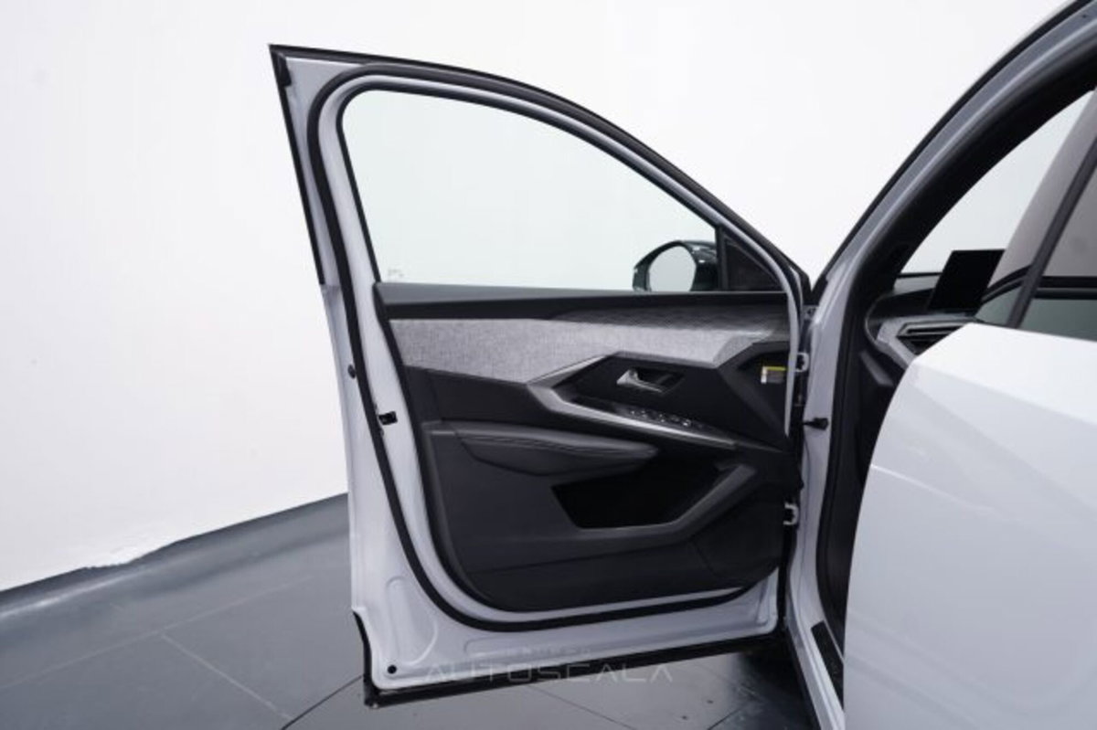 Peugeot 3008 1.2 hybrid GT Exclusive 145cv e-dcs6 (9)