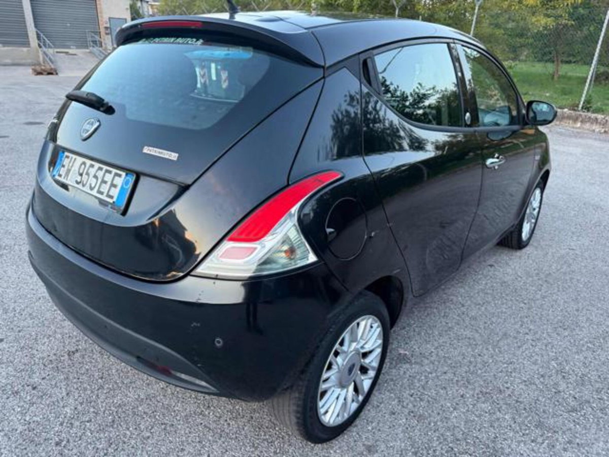 Lancia Ypsilon 1.2 69 CV 5 porte GPL Ecochic Silver (4)