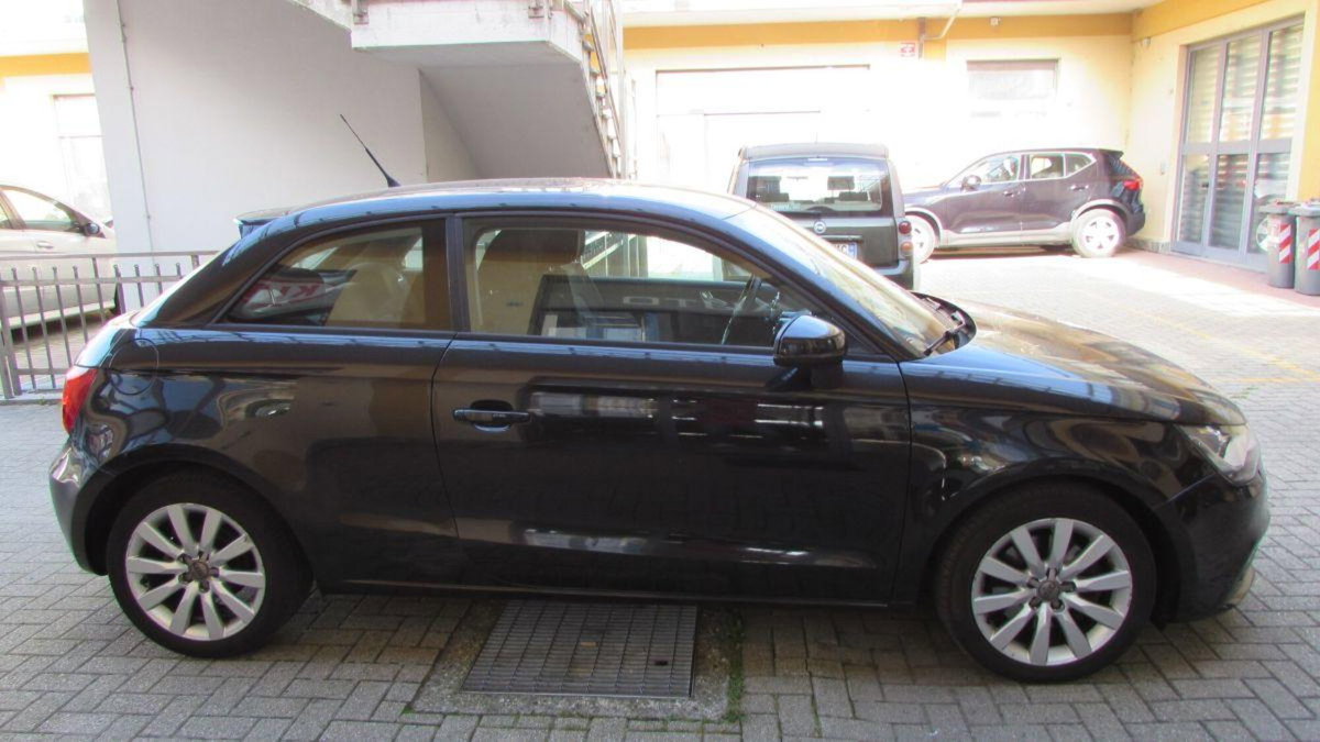 Audi A1 1.6 TDI 105 CV Attraction (6)