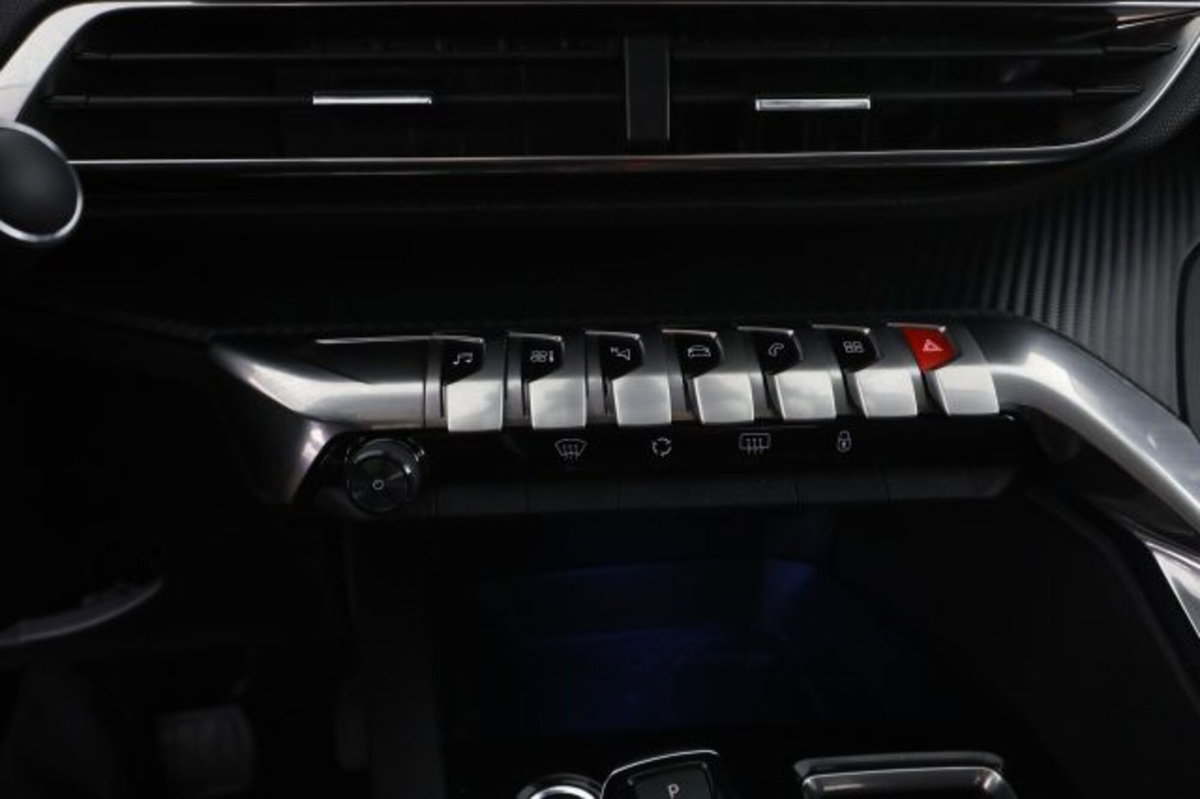 Peugeot 3008 PureTech Turbo 130 S&S EAT8 Allure (13)