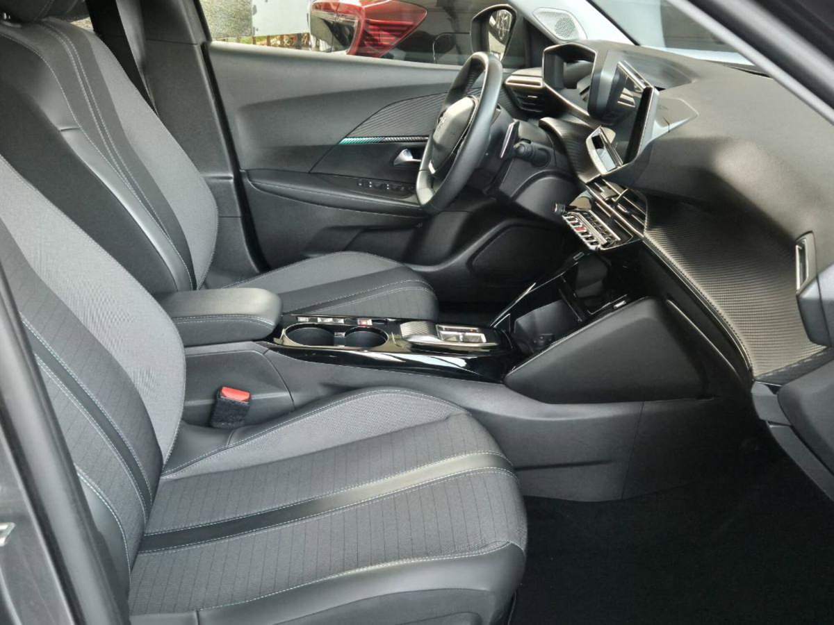 Peugeot 2008 BlueHDi 130 S&S EAT8 Allure Pack (2)