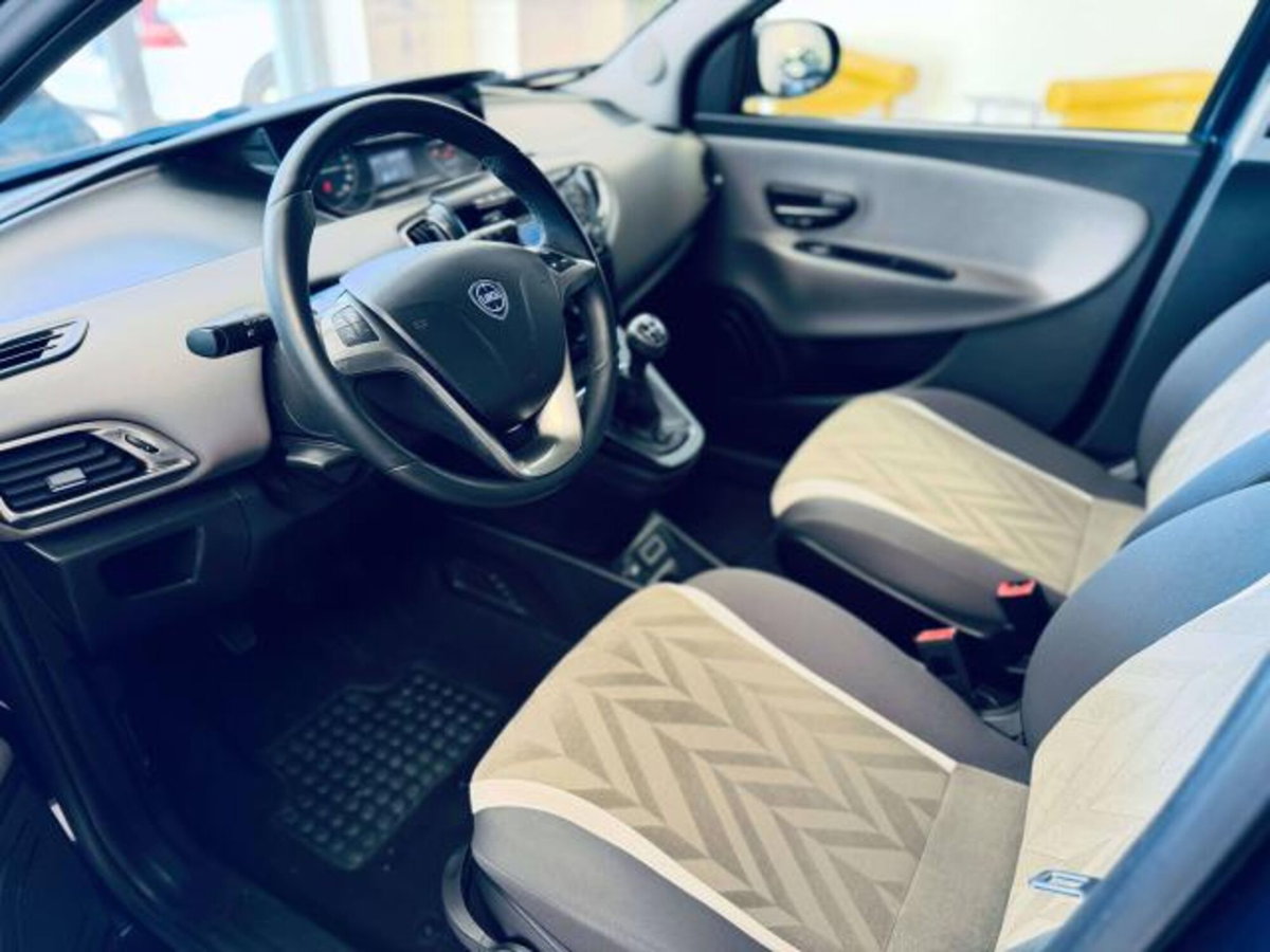 Lancia Ypsilon 1.3 MJT 16V 95 CV 5 porte S&S Silver (6)