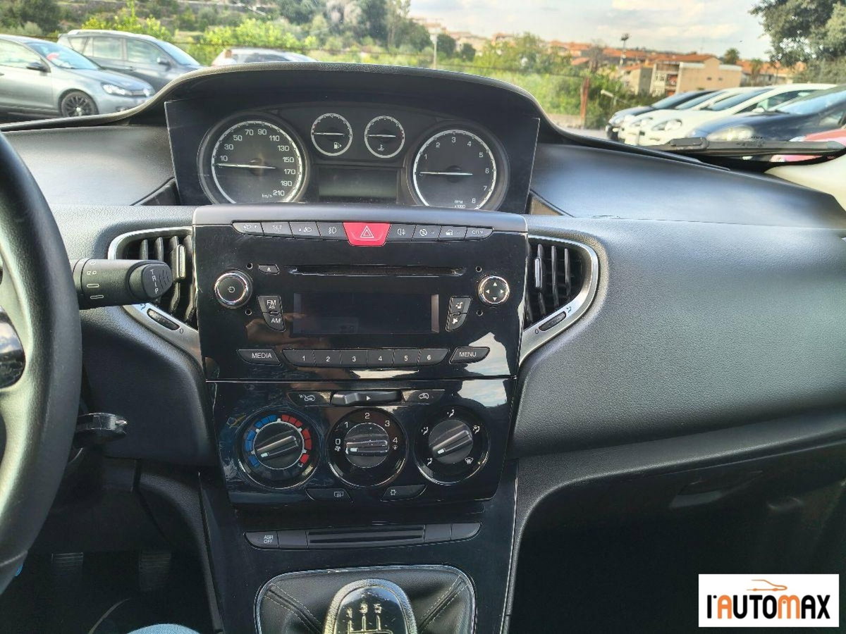 Lancia Ypsilon 1.2 69 CV 5 porte Silver (11)