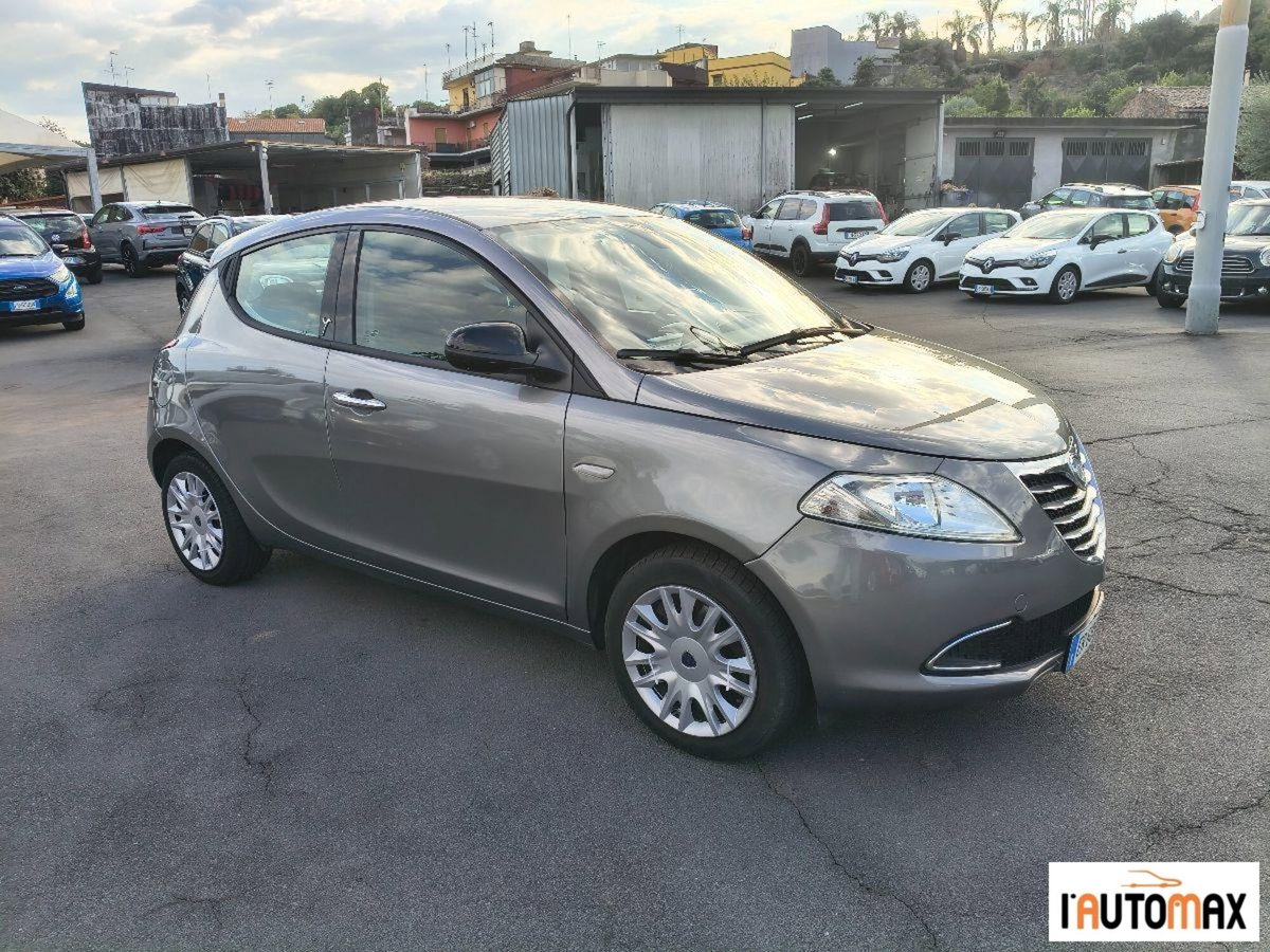 Lancia Ypsilon 1.2 69 CV 5 porte Silver (3)