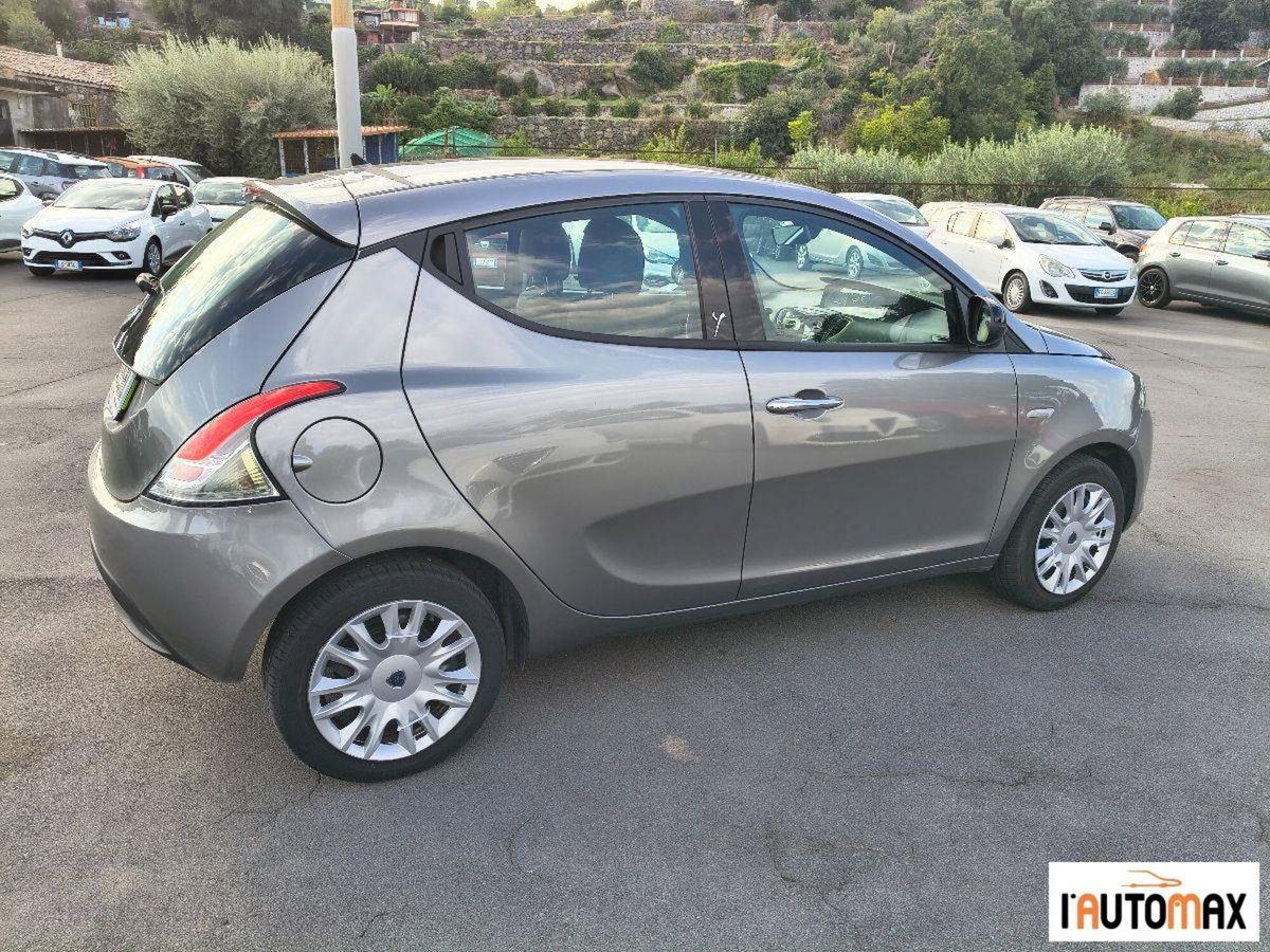 Lancia Ypsilon 1.2 69 CV 5 porte Silver (4)