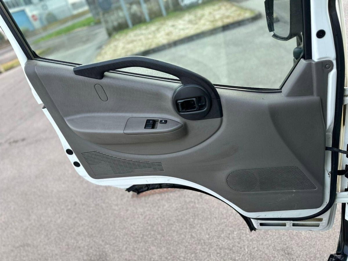 Nissan Cabstar 35.15 3.0 TDI PL-RG Cabinato Premium (9)
