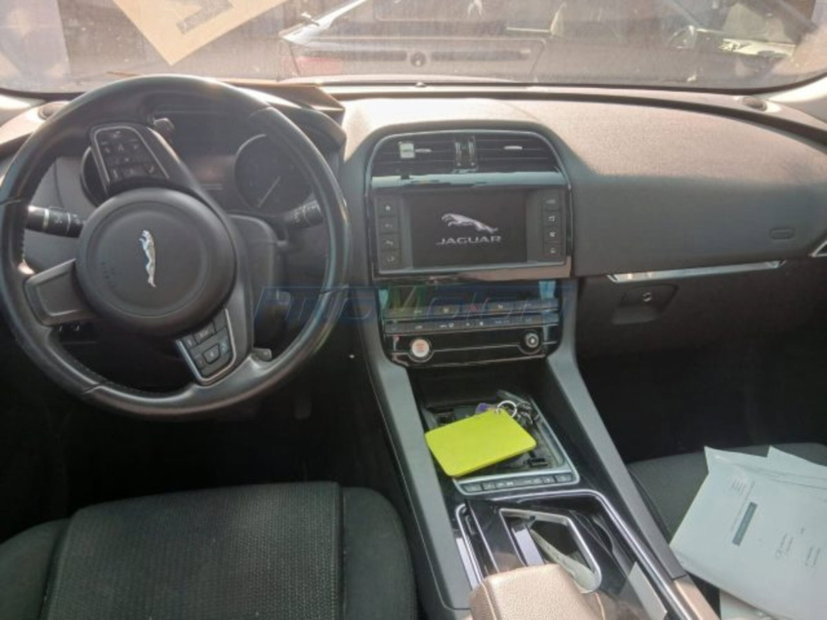 Jaguar F-Pace 2.0 D 180 CV AWD Pure (5)