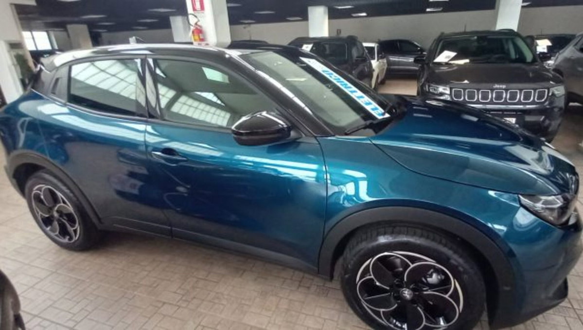 Alfa Romeo Junior elettrica Intensa 156cv (2)