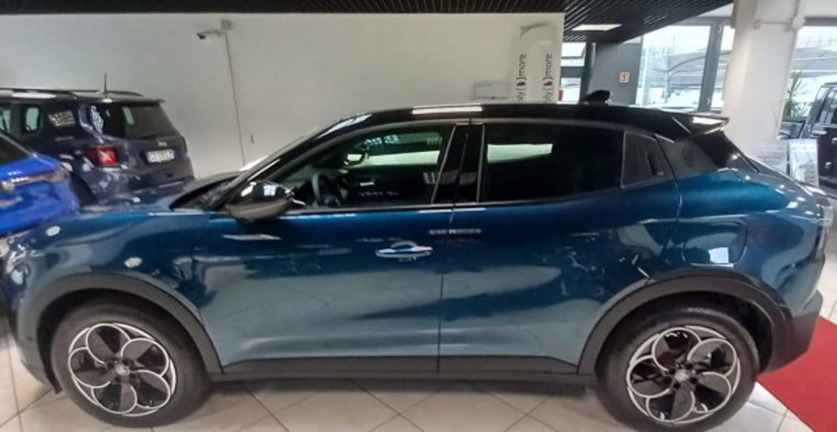 Alfa Romeo Junior elettrica Intensa 156cv (3)