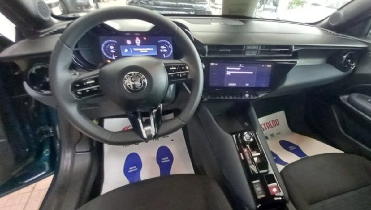 Alfa Romeo Junior elettrica Intensa 156cv (8)