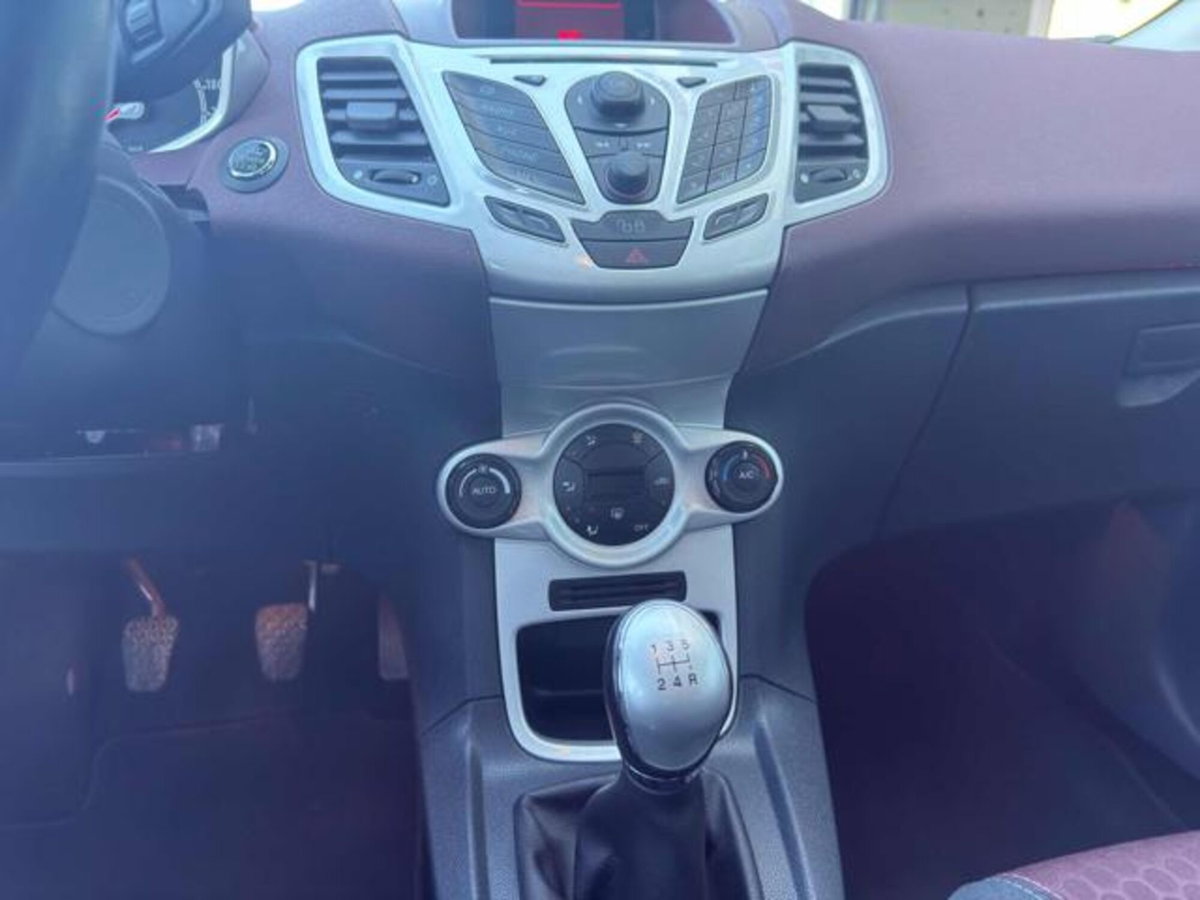 Ford Fiesta 1.6 TDCi 95 CV 5p. Titanium (10)