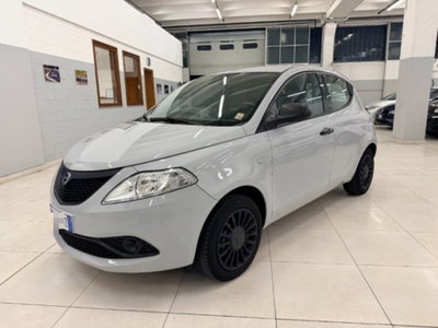 Lancia Ypsilon 1.0 FireFly 5 porte S&S Hybrid Ecochic Silver usata