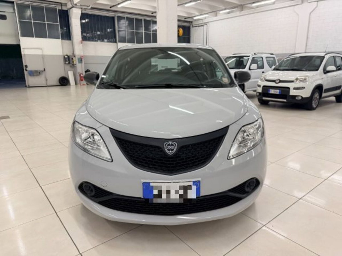Lancia Ypsilon 1.0 FireFly 5 porte S&S Hybrid Ecochic Silver (2)