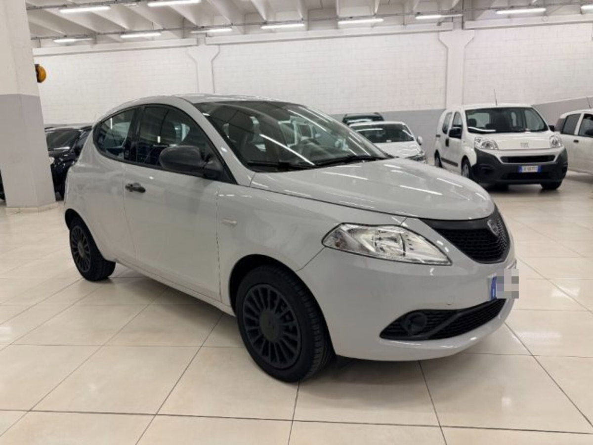Lancia Ypsilon 1.0 FireFly 5 porte S&S Hybrid Ecochic Silver (3)
