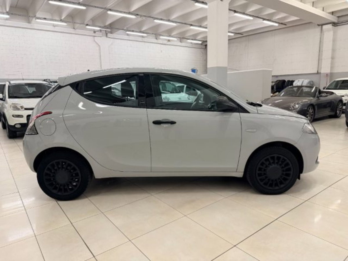 Lancia Ypsilon 1.0 FireFly 5 porte S&S Hybrid Ecochic Silver (4)