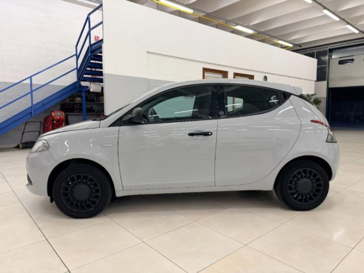 Lancia Ypsilon 1.0 FireFly 5 porte S&S Hybrid Ecochic Silver (8)