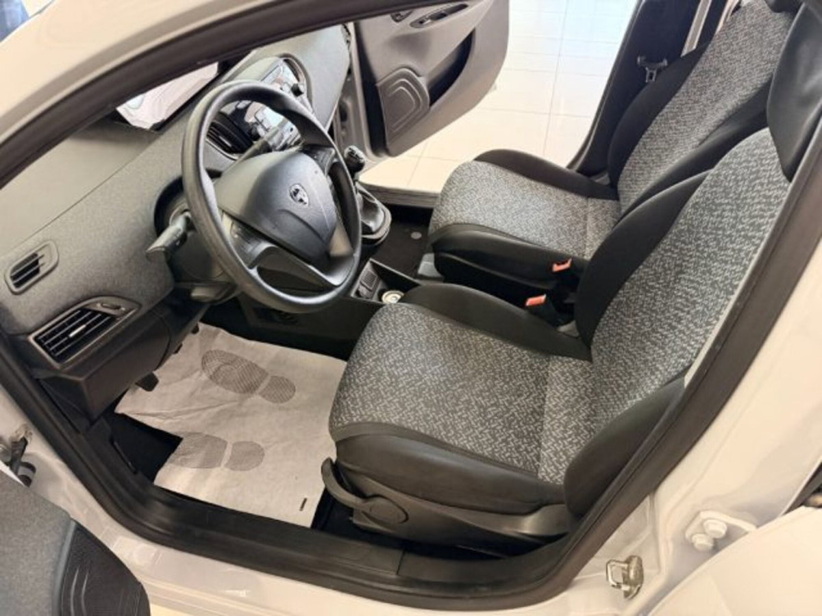 Lancia Ypsilon 1.0 FireFly 5 porte S&S Hybrid Ecochic Silver (9)