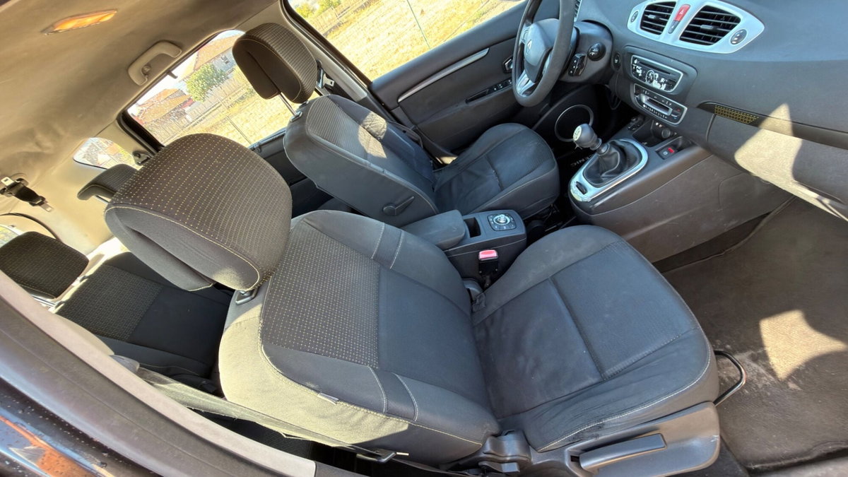 Renault Scenic E-Tech Electric 1.5 dCi 110CV Dynamique (8)