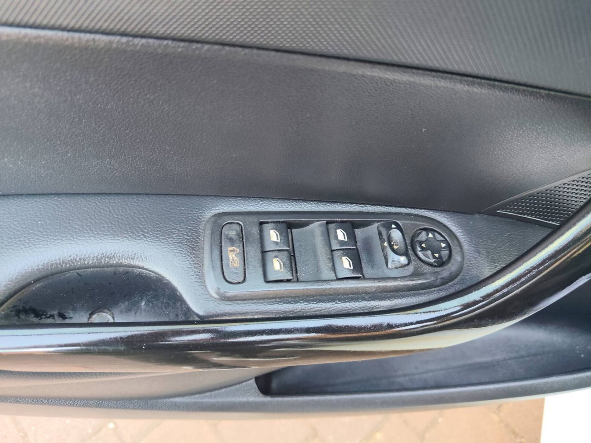 Peugeot 308 1.6 8V e-HDi 112CV Stop&Start robotiz. 5p. Allure (14)