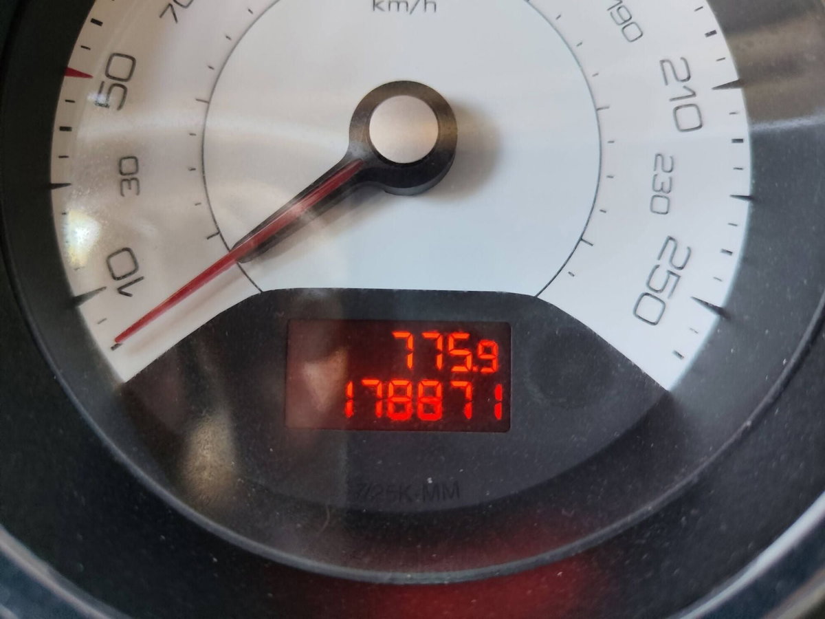 Peugeot 308 1.6 8V e-HDi 112CV Stop&Start robotiz. 5p. Allure (8)
