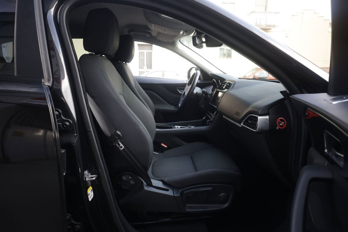Jaguar F-Pace 2.0 D 180 CV AWD Pure (11)