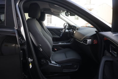 Jaguar F-Pace 2.0 D 180 CV AWD Pure (11)
