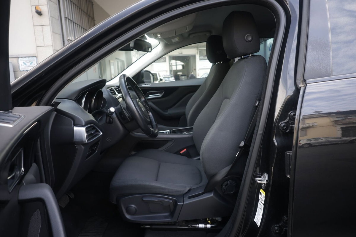 Jaguar F-Pace 2.0 D 180 CV AWD Pure (18)