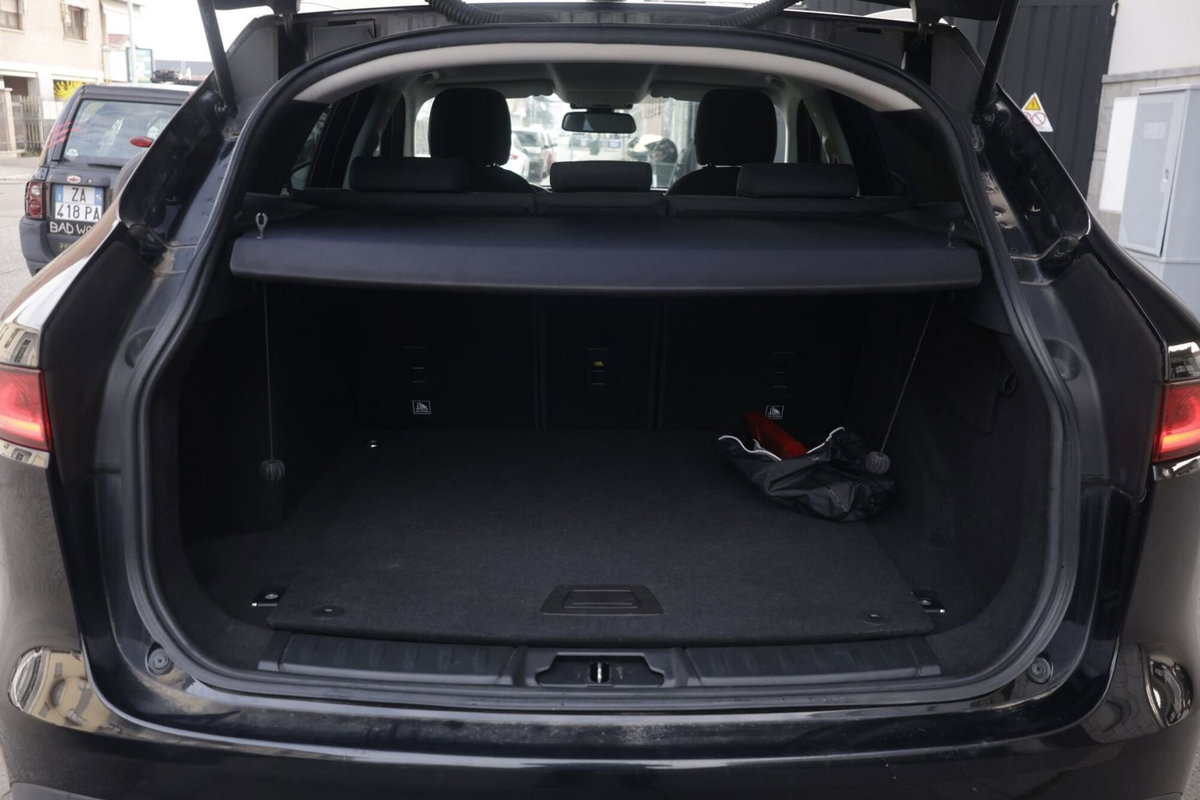 Jaguar F-Pace 2.0 D 180 CV AWD Pure (19)