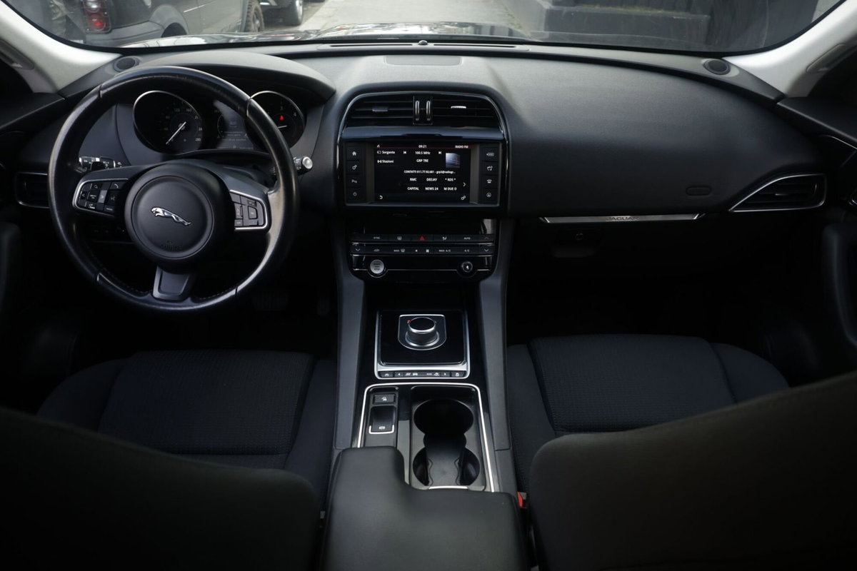 Jaguar F-Pace 2.0 D 180 CV AWD Pure (2)