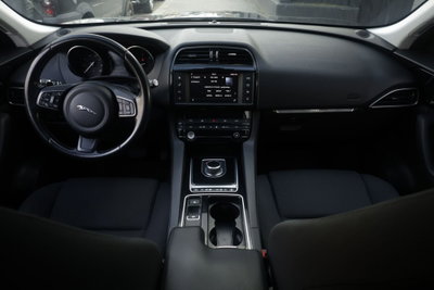 Jaguar F-Pace 2.0 D 180 CV AWD Pure (2)