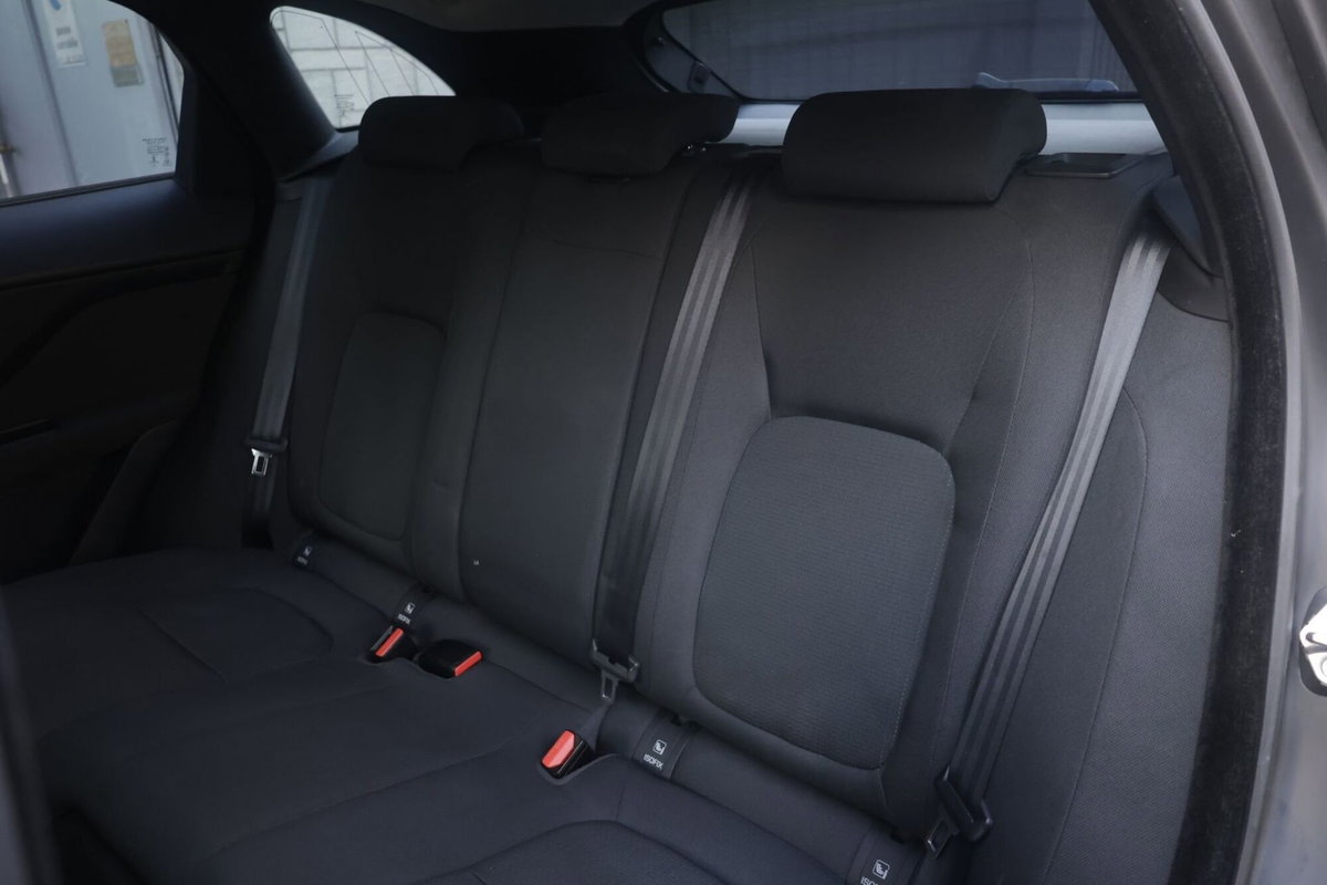 Jaguar F-Pace 2.0 D 180 CV AWD Pure (3)