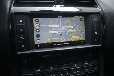 Jaguar F-Pace 2.0 D 180 CV AWD Pure (7)