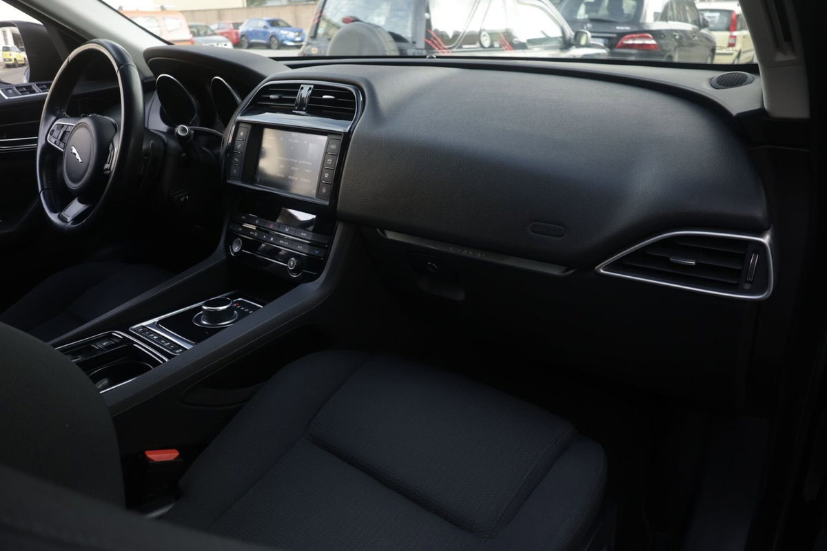 Jaguar F-Pace 2.0 D 180 CV AWD Pure (9)