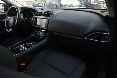 Jaguar F-Pace 2.0 D 180 CV AWD Pure (9)
