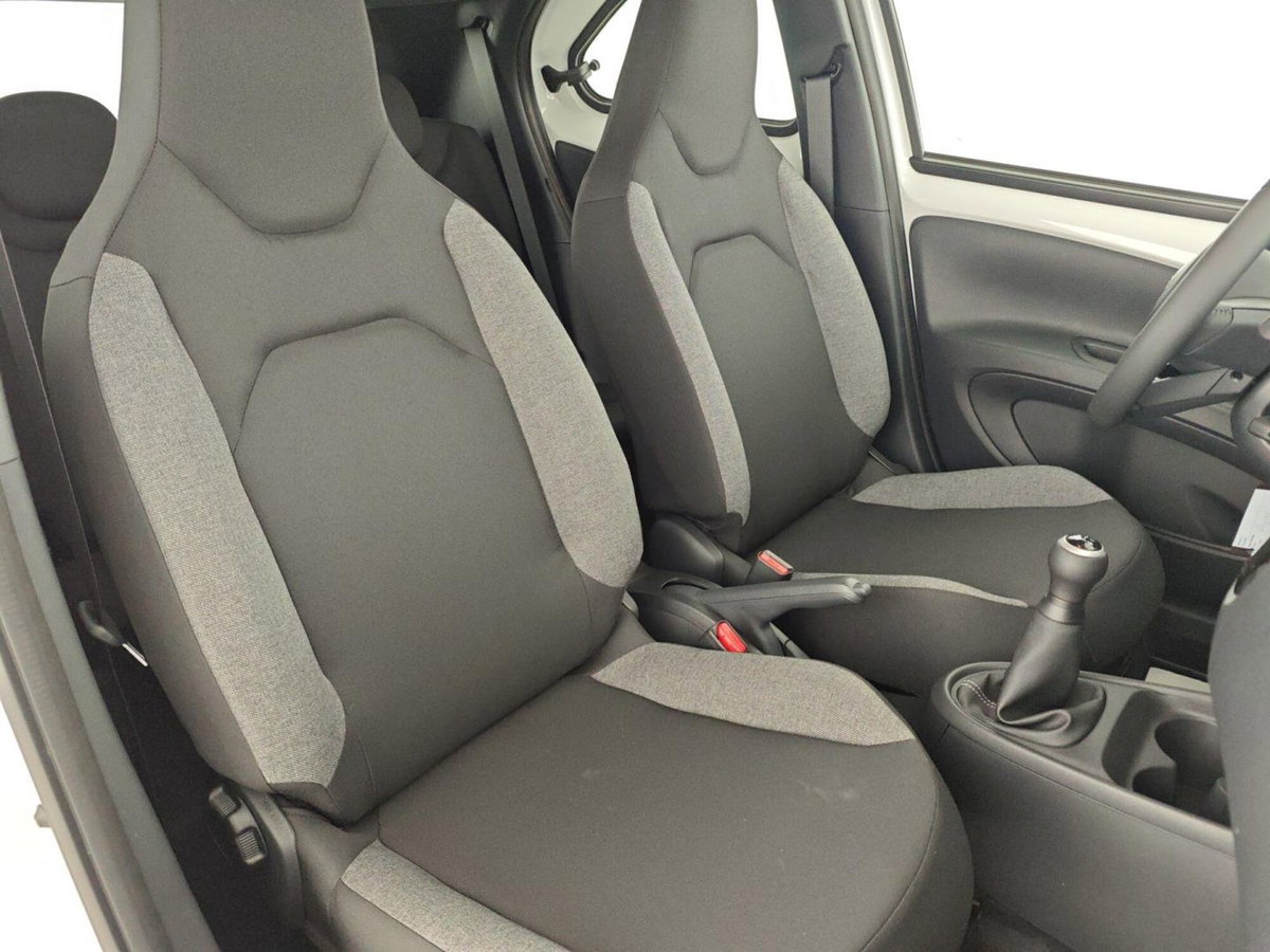 Toyota Aygo X 1.0 VVT-i 72 CV 5 porte Limited Air (13)