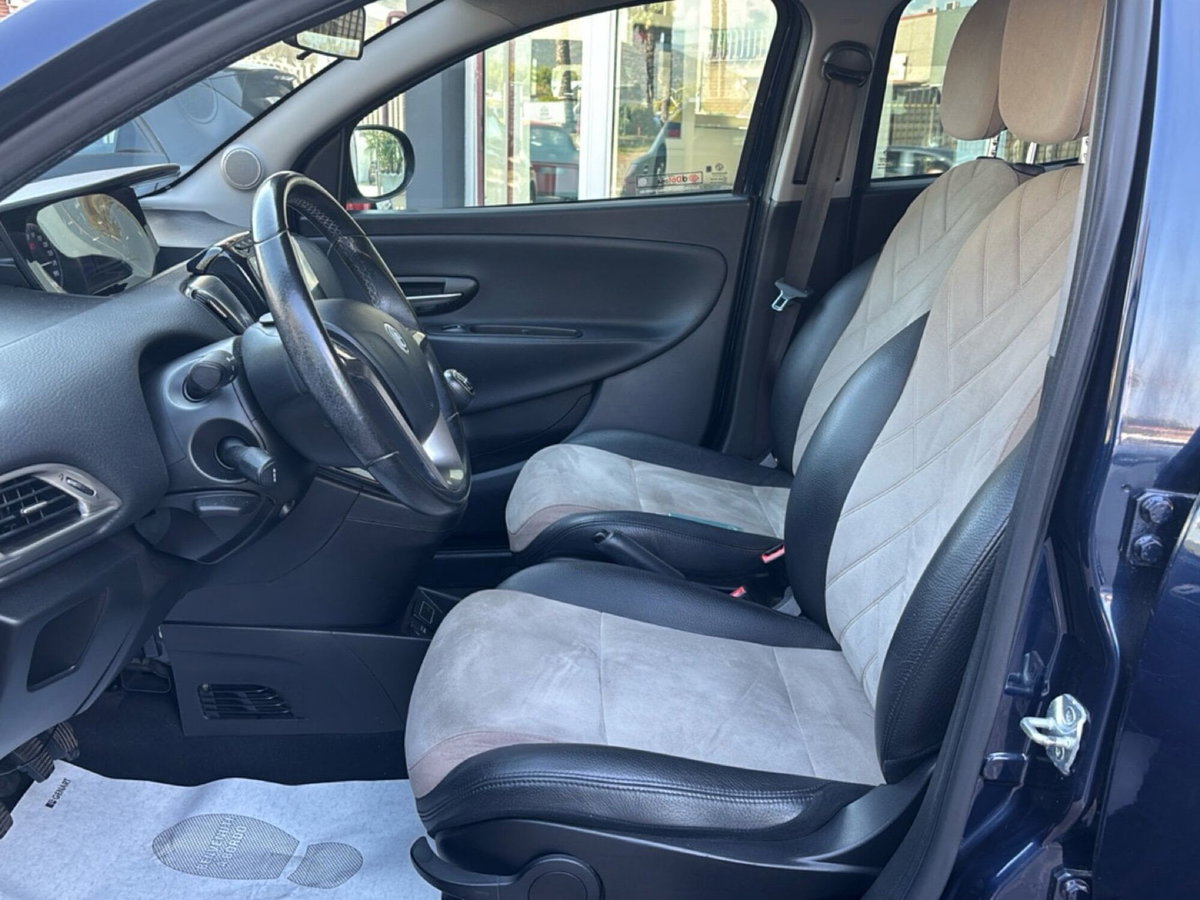 Lancia Ypsilon 1.2 69 CV 5 porte Platinum (11)