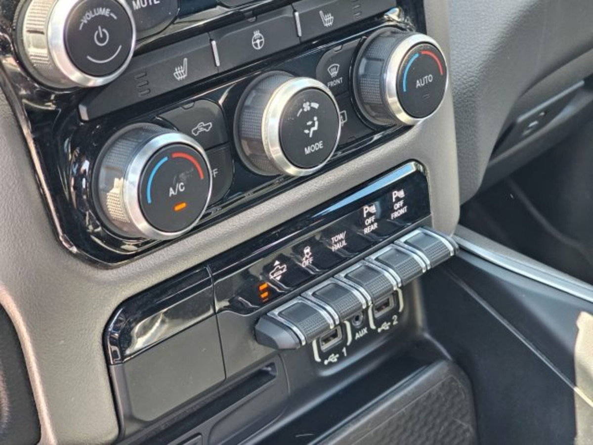 Ram Ram Pick-up Ram 1500 5.7 V8 Crew Cab Big Horn Black 395cv at8 (13)