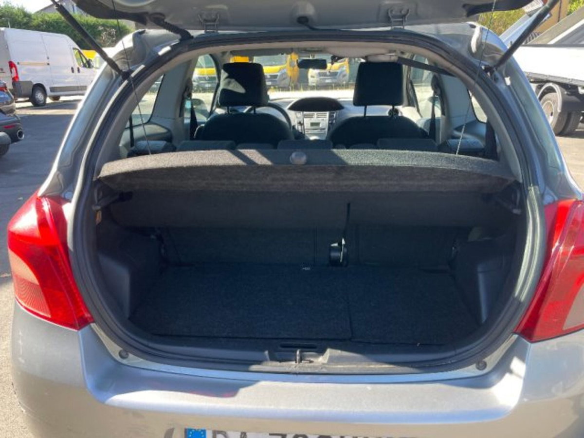Toyota Yaris 1.3i 16V cat Luna '03 (5)