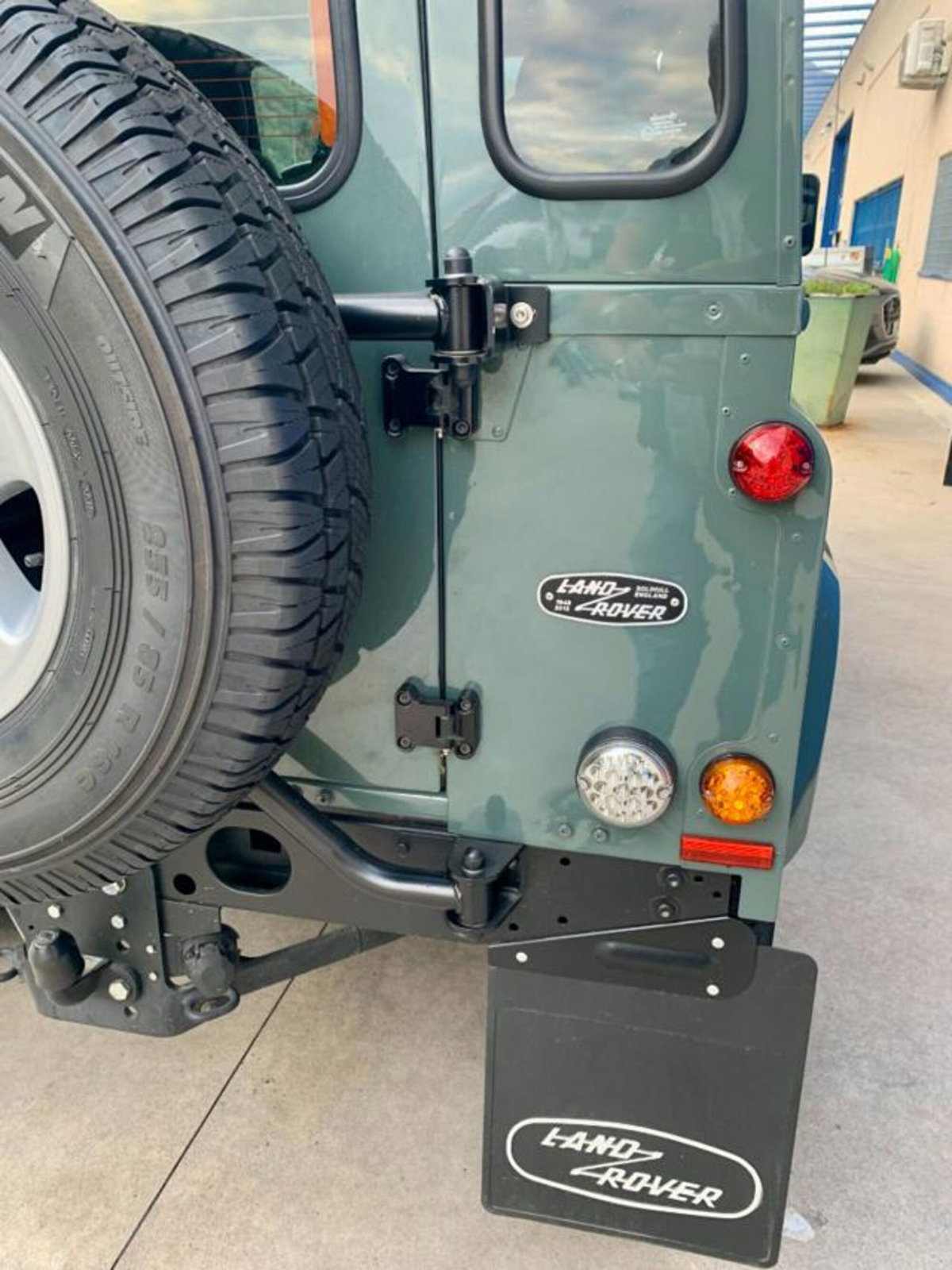 Land Rover Defender 90 2.4 TD4 Station Wagon SE (7)