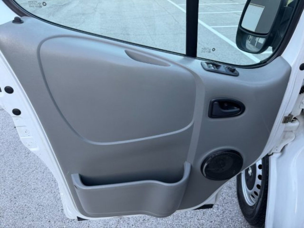 Renault Trafic Furgone T27 1.9 dCi/100CV PC-TN Combi (12)