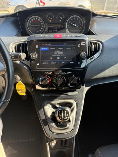 Lancia Ypsilon 1.0 FireFly 5 porte S&S Hybrid Ecochic Gold (16)
