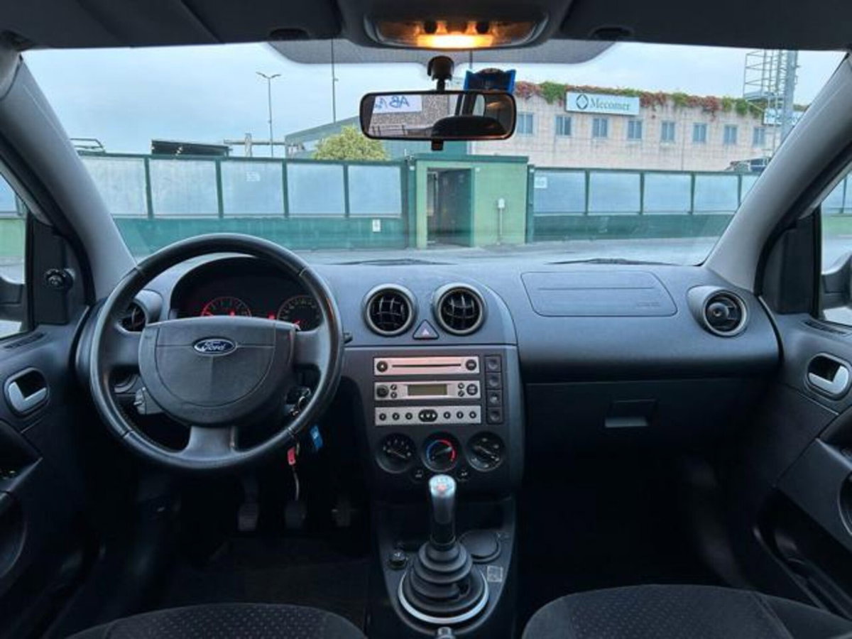 Ford Fiesta 1.2 16V 5p. Ghia (11)